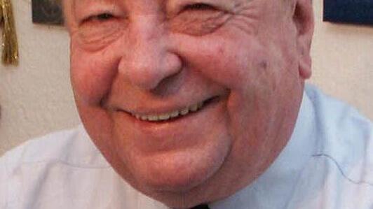 Der frühere Chefredakteur der Bayerischen Rundschau, Ottmar Schmidt, kann Fehler beim Schafkopf nicht leiden. Foto: Archiv