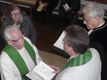 Diakon Uwe Manert (l.) ist in sein Amt eingeführt worden.  Foto: hl
