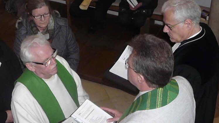Diakon Uwe Manert (l.) ist in sein Amt eingeführt worden.  Foto: hl