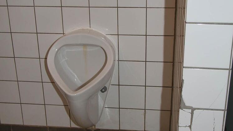 Auch die Toilettenanlage neben der Turnhalle ist funktionsfähig - auch ohne neueste designerische Gesichtspunkte.