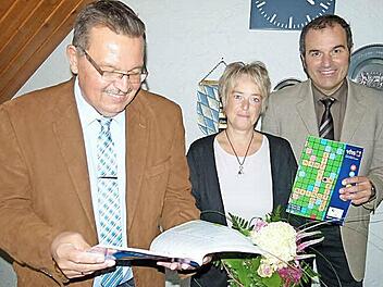 Anja Reisenweber (Mitte) ist die neuen VHS-Außenstellenleiterin, die von Bürgermeister Jürgen Wittmann (links) und VHS-Leiter Rainer Maier vorgestellt wurde.  Foto: Lothar Weidner
