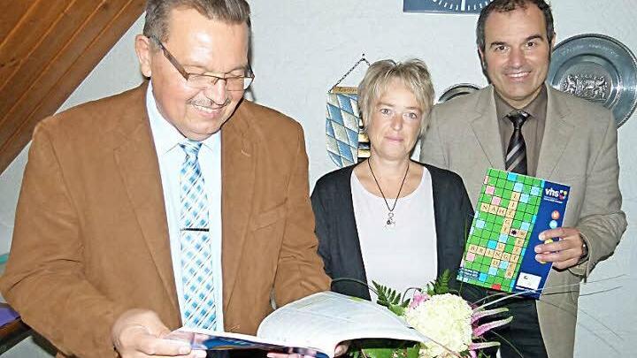 Anja Reisenweber (Mitte) ist die neuen VHS-Außenstellenleiterin, die von Bürgermeister Jürgen Wittmann (links) und VHS-Leiter Rainer Maier vorgestellt wurde.  Foto: Lothar Weidner