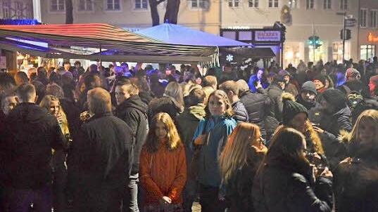 Die Glühweinstände am Grünen Markt waren ein beliebter Treffpunkt. Foto: Ronald Rinklef