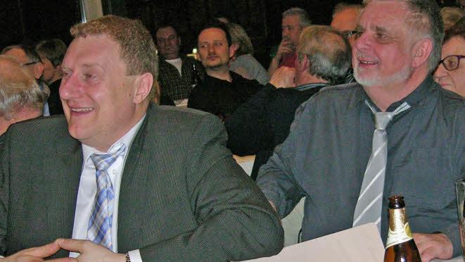 Aufmerksam und zufrieden verfolgen die Bürgermeister Michael Keilich und Claus Höcherich den Programmablauf. Foto: Klaus Oelzner
