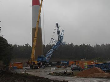 Im Windpark Lochau-Busbach darf nach der außergerichtlichen Einigung weiter gebaut werden. Foto: Alexander Hartmann/Archiv