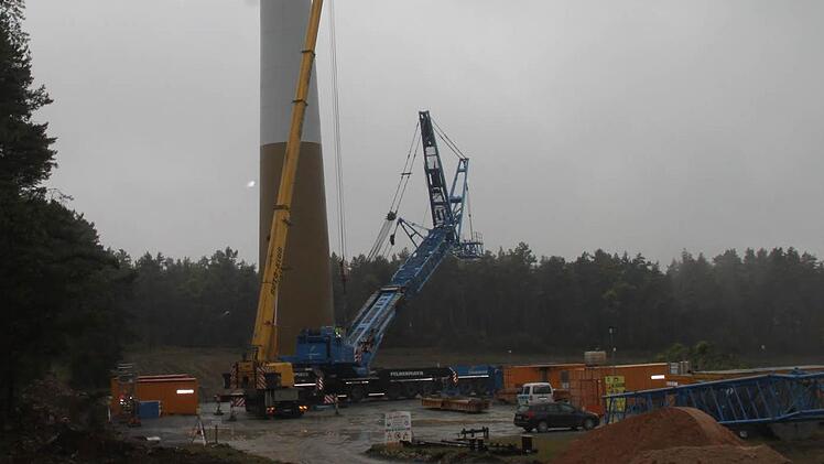 Im Windpark Lochau-Busbach darf nach der außergerichtlichen Einigung weiter gebaut werden. Foto: Alexander Hartmann/Archiv