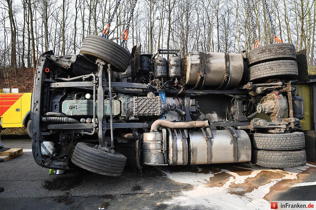 Lkw kippt auf A73 um - Autobahn in Richtung Nürnberg gesperrt