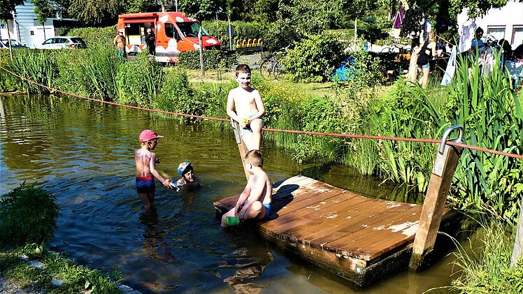 Kühle Abwechslung bot der Dorfbach in unmittelbarer Nähe des Festplatzes den Kindern.Gerd Fleischmann