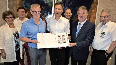 Die Lokale Aktionsgruppe "Kulmbacher Land" will das Radwegenetz im Landkreis ausbauen. Von links: Inge Tischer, Frank Eckert, Michael Hofmann, Klemens Angermann, Thomas Tischer, Landrat Klaus Peter S&ouml;llner und Stephan Ertl. Foto: Werner Rei&szlig;aus