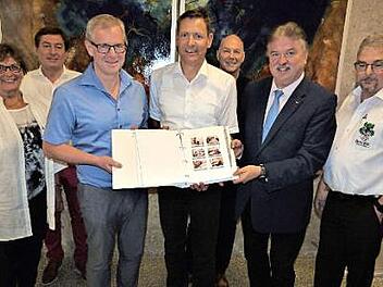 Die Lokale Aktionsgruppe "Kulmbacher Land" will das Radwegenetz im Landkreis ausbauen. Von links: Inge Tischer, Frank Eckert, Michael Hofmann, Klemens Angermann, Thomas Tischer, Landrat Klaus Peter Söllner und Stephan Ertl. Foto: Werner Reißaus