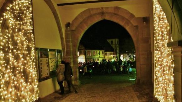 Durch das mit vielen Lichterketten geschmückte Tor gings zum Adventsmarkt in Maria Bildhausen. Foto: Hanns Friedrich