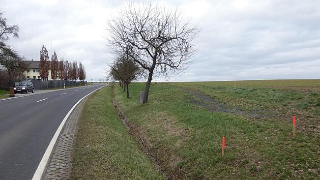 Der Landkreis will einen Fahrradweg vom Kreisel am Distelfeld in Ha&szlig;furt bis zum Kreisbauhof bauen. Eine m&ouml;gliche Trasse ist auf der &ouml;stlichen Fahrbahnseite der Kreisstra&szlig;e bereits abgesteckt. Christian Licha