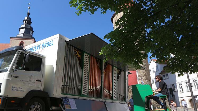 Zu den Besonderheiten der Ostheimer Orgelbaukunst z&auml;hlt eine fahrbare Orgel des Orgelbauun-ternehmens Hoffmann & Schindler.
