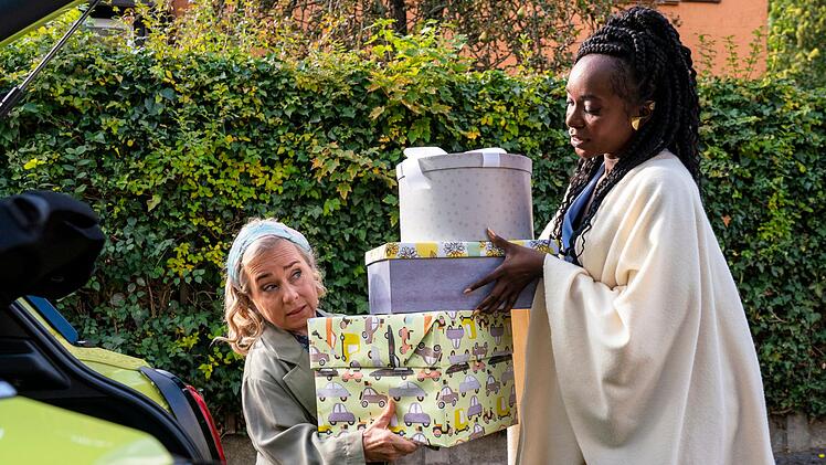 Sissi (Karmela Shako, rechts) steht ihrer besten Freundin Eva (ChrisTine Urspruch) immer mit Rat und Tat zur Seite. Die Wahrheit kann da schon mal weh tun - vor allem, weil sich Eva von Zeit zu Zeit gerne selbst belügt. Ach, wenn die Liebe nur so einfach wäre ...