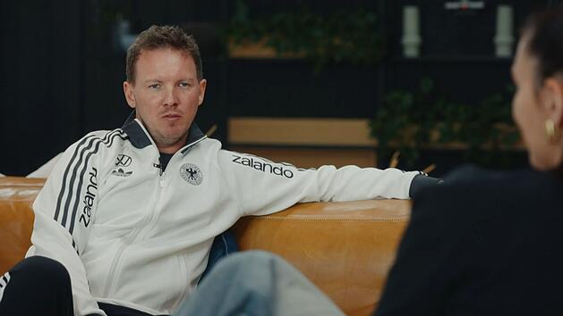 Esther Sedlaczek interviewte f&uuml;r den Film "WM-Wahnsinn und Titel-Tr&auml;ume" Bundestrainer Julian Nagelsmann.
