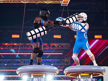 Bei "Gladiators - Die Show der Giganten" (RTL) geht's zur Sache! Beim Kampf mit den Pugil Sticks gegen Gladiator Laser, verletzt sich Herausforderer Chris (rechts) am Daumen und muss aufgeben.