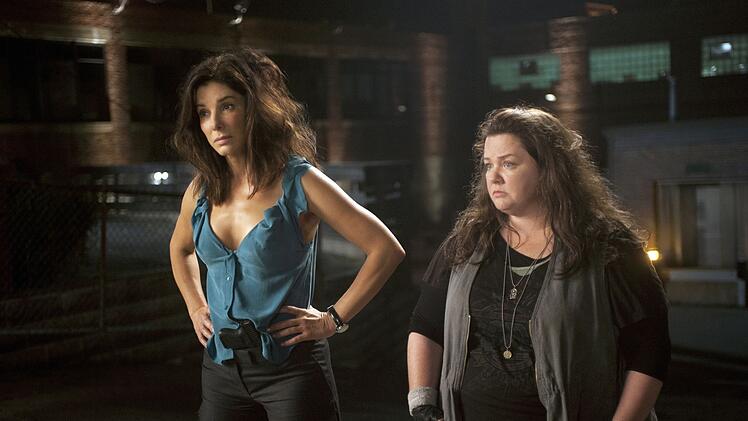Dicke Hose: Ashburn (Sandra Bullock, links) geht nie ohne Knarre aus dem Haus, Mullins (Melissa McCarthy) ist selbst eine Waffe.