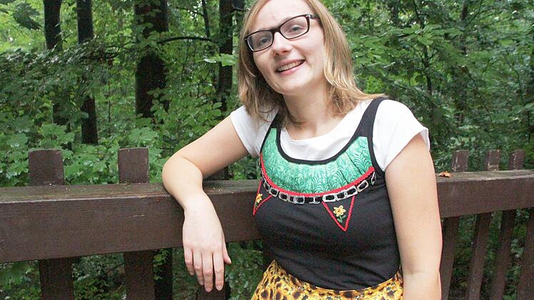 Auch in ihrer Kleidung verbindet sich Lisa Badum Vergangenheit und Zukunft. Foto: Josef Hofbauer