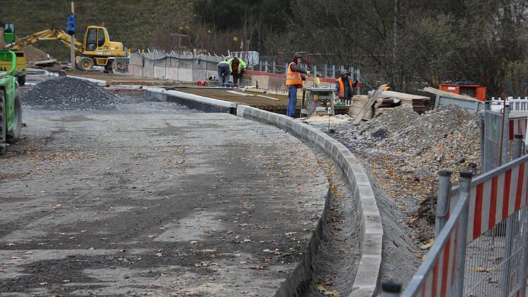 Dieser Abschnitt wird ab Montag abgefräst und neu asphaltiert. Foto: Friedwald Schedel