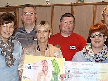 Für ihren gemeinnützigen Einsatz wurden zahlreiche Vereinsvertreter geehrt (von links): Georg Völker, Heiko Eichhorn (beide Radlergruppe), Doris Höhn (Vorsitzende Team Neubrand), Ulrich Werr (Organisator Kirchweihgesellschaft), Anett Korn (Kindergartenleiterin Schneckenlohe), Wolfram Schindler (Radlergruppe), Corina Probst (Elternbeirat Kindergarten), Marco Eckert und Freddy Hanft (beide Radlergruppe).