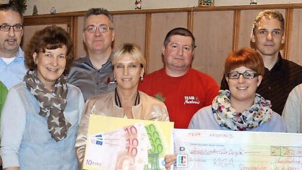 Für ihren gemeinnützigen Einsatz wurden zahlreiche Vereinsvertreter geehrt (von links): Georg Völker, Heiko Eichhorn (beide Radlergruppe), Doris Höhn (Vorsitzende Team Neubrand), Ulrich Werr (Organisator Kirchweihgesellschaft), Anett Korn (Kindergartenleiterin Schneckenlohe), Wolfram Schindler (Radlergruppe), Corina Probst (Elternbeirat Kindergarten), Marco Eckert und Freddy Hanft (beide Radlergruppe).