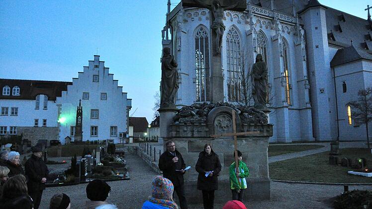 Zu dem Foto: Foto Ulrike LangerVor der Kreuzigungsgruppe an der Ritterkapelle, deren 550-jähriges Bestehen in diesem Jahr gefeiert wird, fand die vorletzte Station des Kreuzwegs der katholischen Pfarrei St. Kilian durch die Stadt Haßfurt statt.