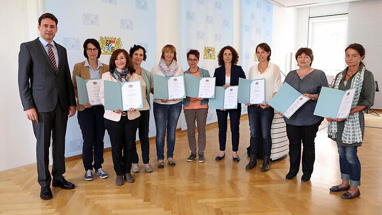 Staatsminister Georg Eisenreich bei der feierlichen Übergabe der Urkunden gestern in München. Im Bild mit den Vertreterinnen der neuen unterfränkischen Profilschulen. Foto: Steffen Leiprecht
