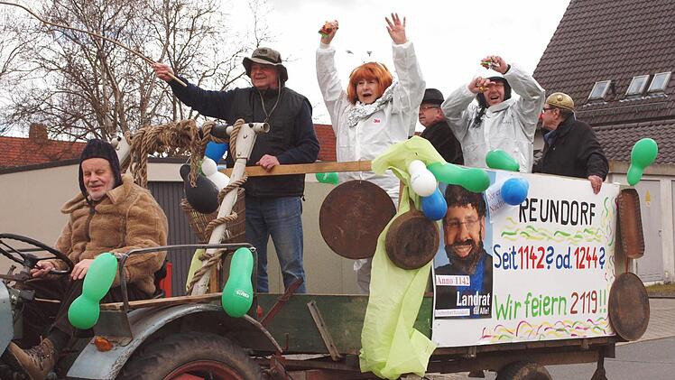 Der CSU-Ortsverband sprach mit seinem Wagen das angekündigte falsche Jubiläumsdatum des Ortes an.