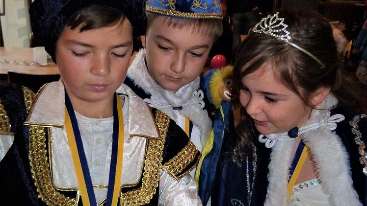 Bei der Kulmbacher Showtanzgarde geben die Kinder den Ton an - von links: Hofmarschall  Denis Hartmann, Prinz Jonas I. und Prinzessin Eva I.  Foto: Werner Reißaus