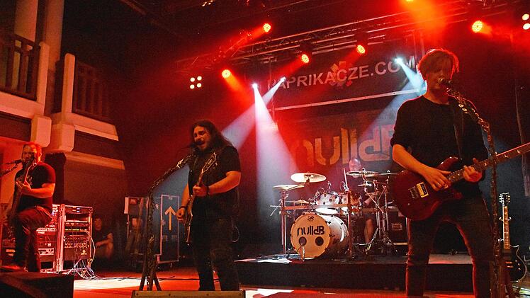 Der Sänger und Gitarrist Franz Kühnlein (Bildmitte), Mischa Matveev (Vocals und Gitarre), Matze Hottinger (Bass und Vocals) und Fabi Angermüller (Drums) von der Band "nulldB" begeisterten bei der "Rock the Hall"-Nacht.