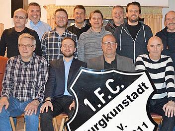 Die neue F&uuml;hrungsmannschaft des FC Burgkunstadt mit (vorne von links) Altligaleiter Hans Tremel, Hauptkassier Hermann Kolb, 2. Vorsitzender Christian Russ, 1. Vorsitzender Wolfgang Strassg&uuml;rtel, 3. Vorsitzender Manfred Brunner, Jugendleiter Heiko Baier sowie (hinten von links) Platzkassier Gerhard D&uuml;ll, Ausschussmitglieder Michael Gahn, Johannes Bergmann, Holger Ramming, Bernd Deuerling, Thomas Nanz, Alexander Beck, Kassenpr&uuml;fer Achim Ru&szlig; und Ausschussmitglied Thiemo Beck. Foto: Gunther Czepera