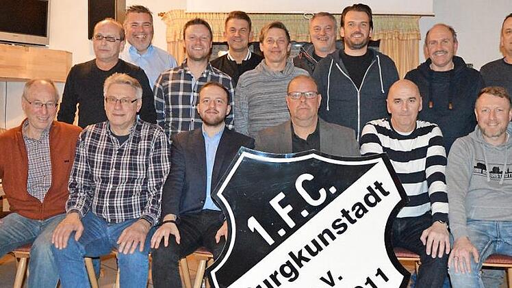 Die neue F&uuml;hrungsmannschaft des FC Burgkunstadt mit (vorne von links) Altligaleiter Hans Tremel, Hauptkassier Hermann Kolb, 2. Vorsitzender Christian Russ, 1. Vorsitzender Wolfgang Strassg&uuml;rtel, 3. Vorsitzender Manfred Brunner, Jugendleiter Heiko Baier sowie (hinten von links) Platzkassier Gerhard D&uuml;ll, Ausschussmitglieder Michael Gahn, Johannes Bergmann, Holger Ramming, Bernd Deuerling, Thomas Nanz, Alexander Beck, Kassenpr&uuml;fer Achim Ru&szlig; und Ausschussmitglied Thiemo Beck. Foto: Gunther Czepera