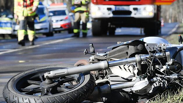 Ein 36 Jahre alter Motorradfahrer ist bei einem Unfall in Waldb&uuml;ttelbrunn (Landkreis W&uuml;rzburg) schwer verletzt worden. Symbolfoto: Julian St&auml;hle/dpa