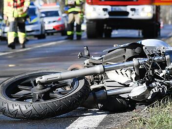 Ein 36 Jahre alter Motorradfahrer ist bei einem Unfall in Waldb&uuml;ttelbrunn (Landkreis W&uuml;rzburg) schwer verletzt worden. Symbolfoto: Julian St&auml;hle/dpa