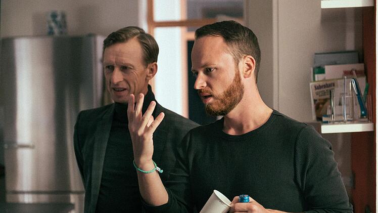 Regisseur und Drehbuchautor Lorenz Wetscher erklärt Schauspieler Thorsten Krohn (Schorsch) die nächste Szene. Foto: Daniel Tkatsch