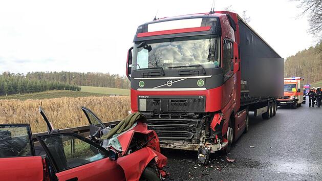 Bei einem schweren Unfall am Montagmorgen ist ein Audifahrer schwer verletzt worden. Foto: News5/Merzbach