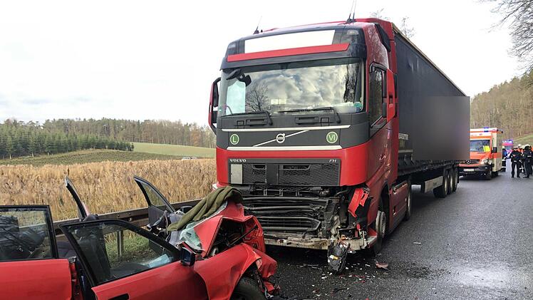 Bei einem schweren Unfall am Montagmorgen ist ein Audifahrer schwer verletzt worden. Foto: News5/Merzbach