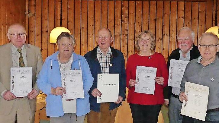 Vorsitzender Kurt Winter (links) und Kreisvorsitzender Otto Tröppner (rechts) mit einem Teil der Geehrten