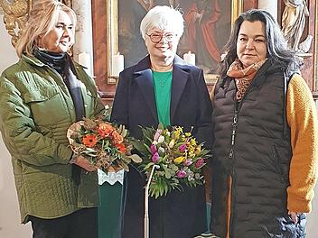 Die langjährige Pfarramtssekretärin Margit Krug (Mitte) wurde in den Ruhestand verabschiedet, ihre beiden Nachfolgerinnen, Manuela Sonja Bruno (links) und Marina Thilenius (rechts), wurden in ihr Amt eingeführt.