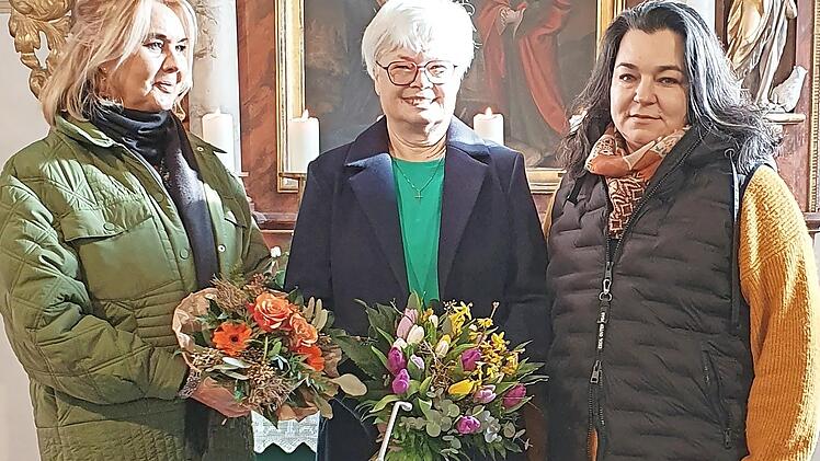 Die langjährige Pfarramtssekretärin Margit Krug (Mitte) wurde in den Ruhestand verabschiedet, ihre beiden Nachfolgerinnen, Manuela Sonja Bruno (links) und Marina Thilenius (rechts), wurden in ihr Amt eingeführt.