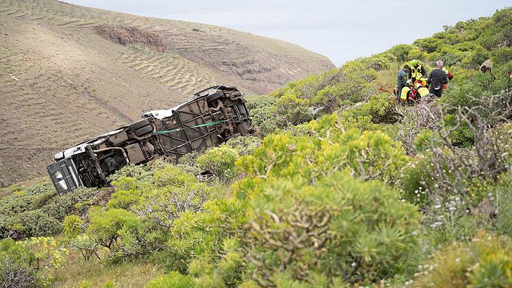 Bus st&uuml;rzt auf Kanareninsel B&ouml;schung hinab