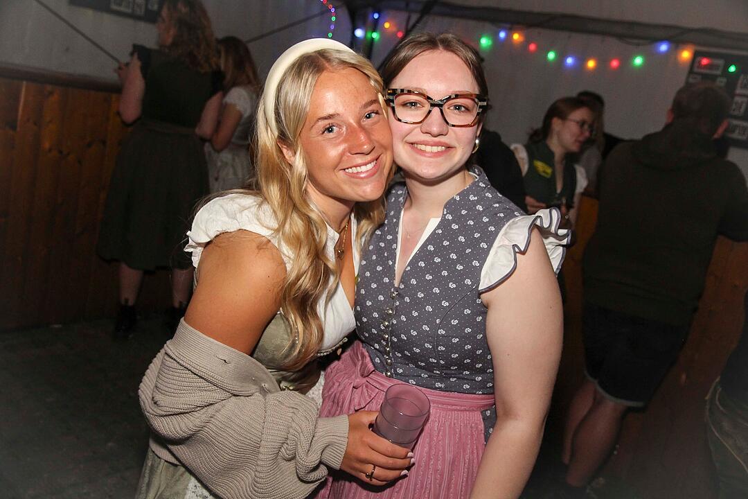 Dirndl vs. Lederhosen
