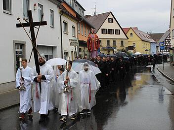 In der verregneten Karfreitagsprozession tragen die Ministranten das Kreuz mit den Marterwerkzeugen. Fotos: fra-press