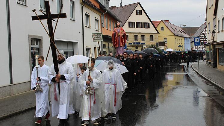 In der verregneten Karfreitagsprozession tragen die Ministranten das Kreuz mit den Marterwerkzeugen. Fotos: fra-press