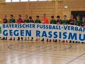 Klares Statement: Die U-15-Finalisten des FC 05 (in grün) und von der JFG Wern-Lauertal. Foto: Hobelsberger