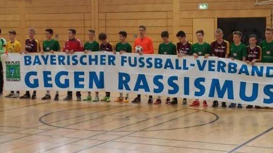 Klares Statement: Die U-15-Finalisten des FC 05 (in grün) und von der JFG Wern-Lauertal. Foto: Hobelsberger