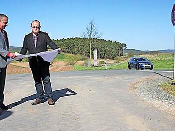 Der Radweg von Baiersdorf nach Prügel (im Vordergrund) wird in Richtung Maineck verlängert. Bürgermeister Robert Hümmer und Geschäftsstellenleiter Alexander Pfaff (rechts) studieren den Plan.  Foto: Stephan Stöckel