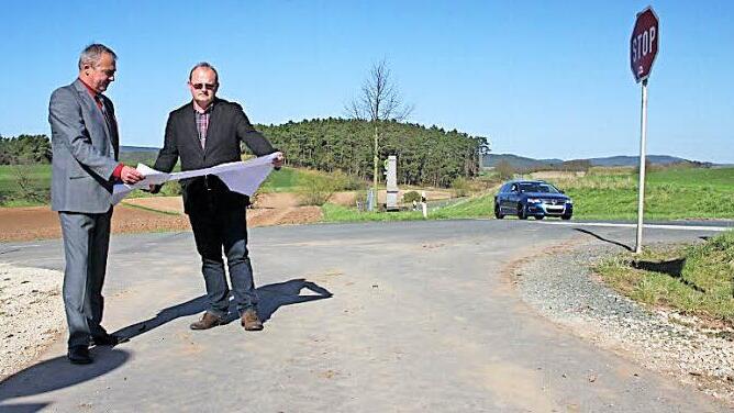 Der Radweg von Baiersdorf nach Prügel (im Vordergrund) wird in Richtung Maineck verlängert. Bürgermeister Robert Hümmer und Geschäftsstellenleiter Alexander Pfaff (rechts) studieren den Plan.  Foto: Stephan Stöckel