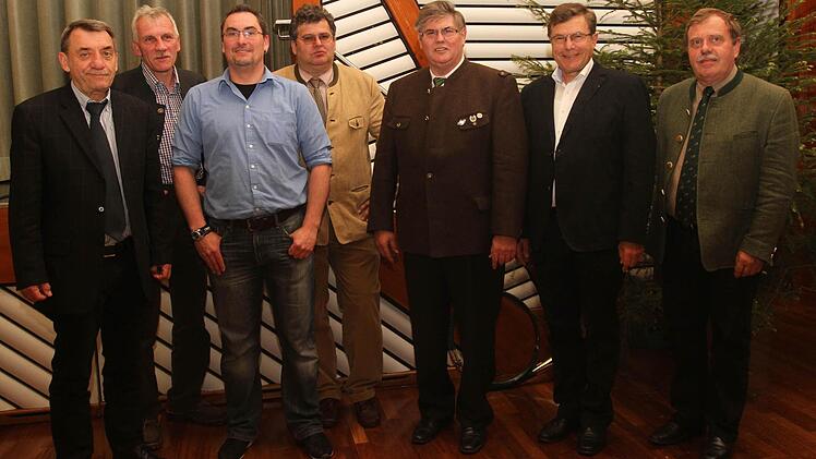 Die Organisatoren und Referenten (v. l.): stellvertretender Landrat Oskar Ebert, Forstberater Hans Stark, Martin Schrauder, Sven Herzog, Kreisvorsitzender Ludwig Meyer, Bürgermeister Walter Ziegler und Vorstandsmitglied Ingbert Sollmann Foto: Günther Geiling