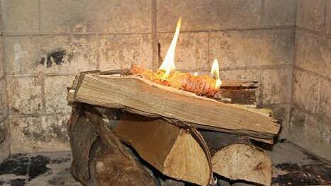 4. Nun noch kurz abwarten, bis die Holzwolle-Rollen richtig Feuer gefangen haben.